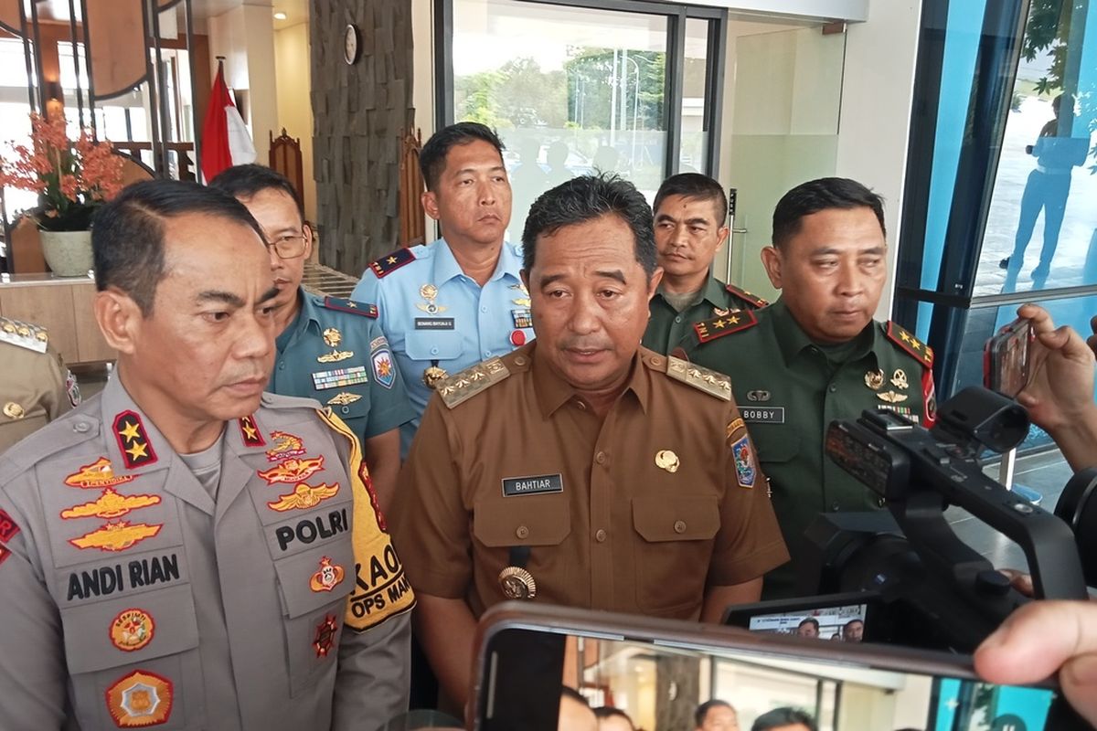 PJ Gubernur Sulsel Bahtiar Baharuddin, bersama Kapolda Sulsel Irjen Pol Andi Rian R Djajadi, Pangdam XIV Hasanuddin Mayjen TNI Bobby Rinal Makmum dan Pangkoopsau II Marsekal Muda TNI Budhi Achmadi, ditemui di Lanud Sultan Hasanuddin, Kabupaten Maros, Sulsel, Kamis (22/2/2024) sore.