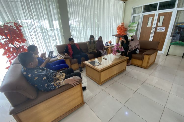Dua alumni SMA 5 Bandar Lampung yang mengaku ijazah mereka ditahan akibat belum membayar uang komite saat mengadu ke sekolau didampingi Ketua DPRD Bandar Lampung, Jumat (19/5/2023).