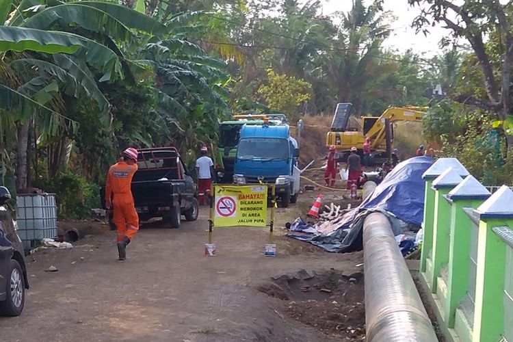 Akses jalan ditutup karena ada perbaikan pipa Pertamina yang bocor di Dusun Sidadadi, Desa Tarisi, Kecamatan Wanareja, Kabupaten Cilacap, Jawa Tengah, Jumat (11/10/2019)