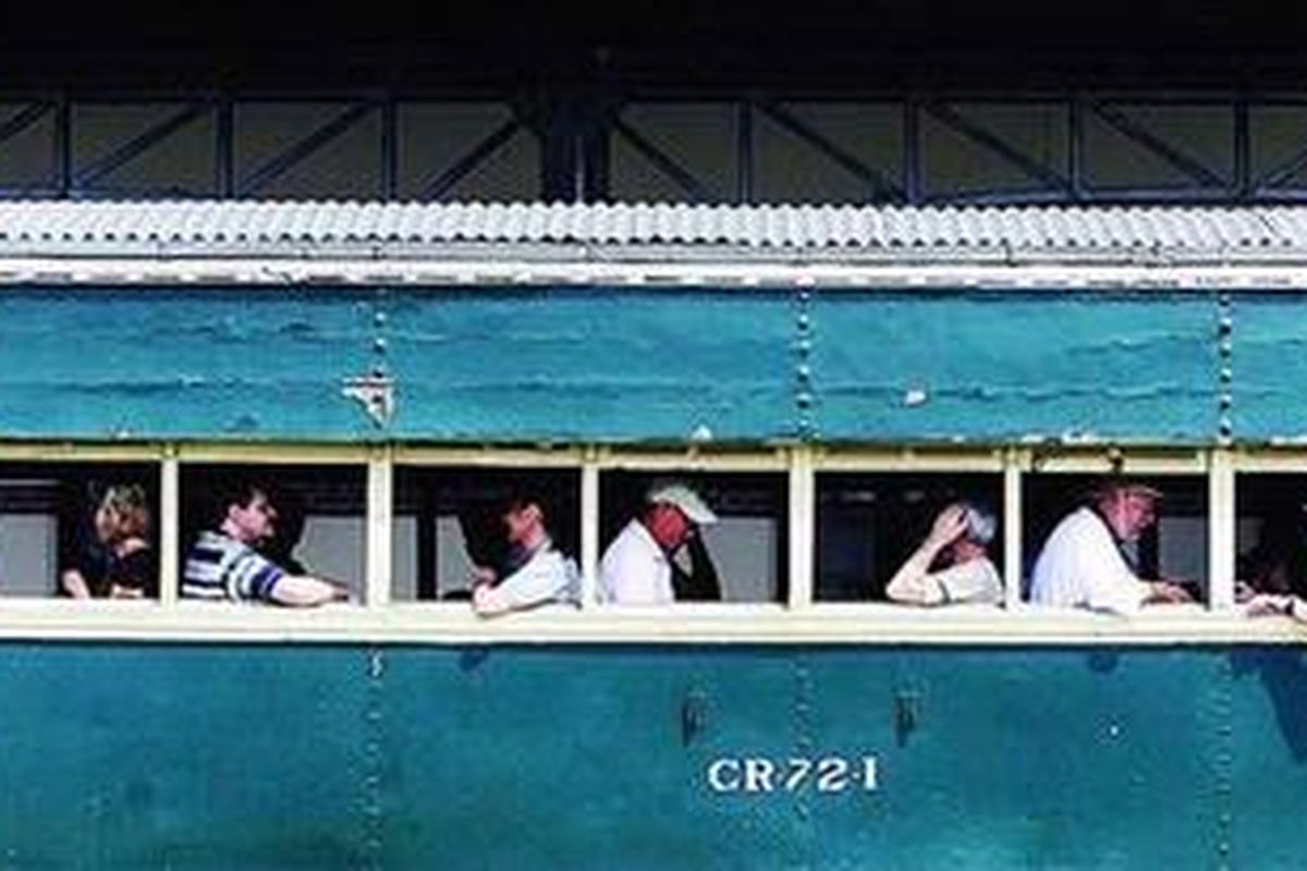 Sejumlah turis asing menikmati perjalanan mereka dengan menumpang kereta api uap di Stasiun Ambarawa, Kabupaten Semarang, Jawa Tengah, Selasa (27/12/2011). Museum Kereta Api Ambarawa merupakan salah satu destinasi utama Jateng yang dituju para wisatawan asing dan domestik, selain mengunjungi Candi Borobudur di Magelang, Jawa Tengah.