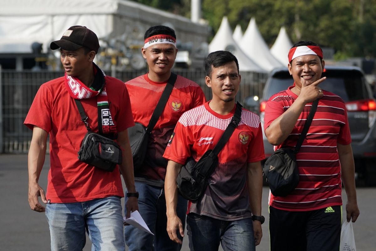 Para suporter sudah menyemut ke Stadion Utama Gelora Bung Karno jelang Timnas U-19 Indonesia vs Jepang dalam perempat final Piala Asia U-19 2018, 28 Oktober 2018. 