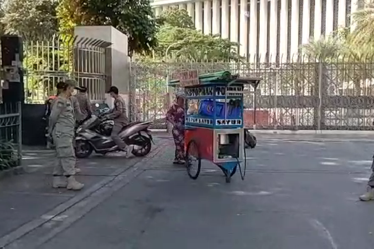 Para pedagang di kawasan Masjid Istiqlal, Jakarta Pusat tidak diizinkan berdagang di area tersebut karena akan disterilkan menjelang memasuki bulan Ramadhan.