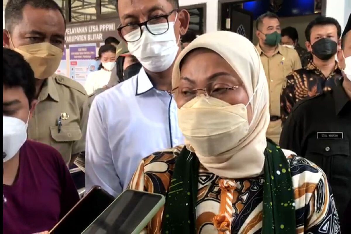 Menteri Ketenagakerjaan Ida Fauziyah pada peresmian LTSA PMI Kabupaten Blitar, Selasa (28/12/2021)