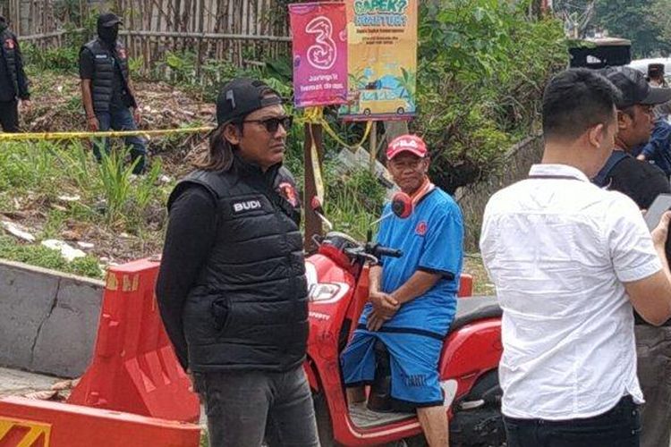 Kehadiran Yosep (topi merah) di lokasi pembunuhan ibu dan anak di Subang disambut sorakan warga, Rabu (22/11/2023).
