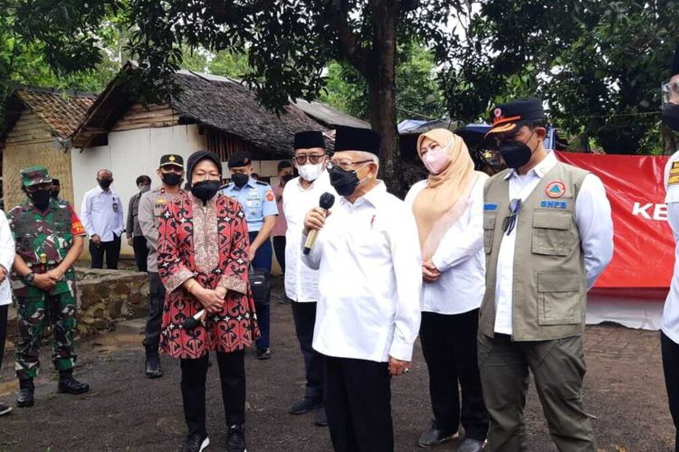 Wakil Presiden Ma'ruf Amin mengunjungi lokasi terdampak gempa di Kampung Cibeulah, Desa Munjul, Kecamatan Munjul, Kabupaten Pandeglang, Provinsi Banten, Kamis (20/1/2022).