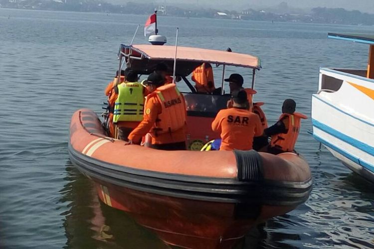 Tim SAR gabungan melakukan pencarian seorang nelayan Jepara yang  dikabarkan hilang di perairan pulau Bokhor, Kabupaten Jepara, Jateng, Selasa (6/6/2017)