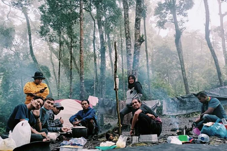 Pendaki di shelter tiga di Gunung Burni Telong, Kabupaten Bener Meriah