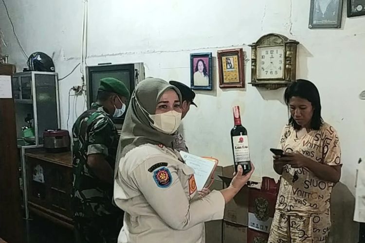 Satpol PP Jakarta Barat mengamankan sebanyak delapan dus minuman keras (miras) ilegal dari warung kelontong di Cengkareng, Jakarta Barat. 