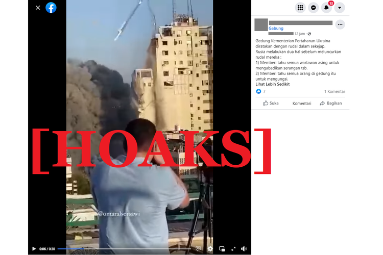 Tangkapan layar unggahan hoaks di sebuah akun Facebook, tentang video yang diklaim sebagai gedung kementerian pertahanan Ukraina hancur diserang rudal Rusia.