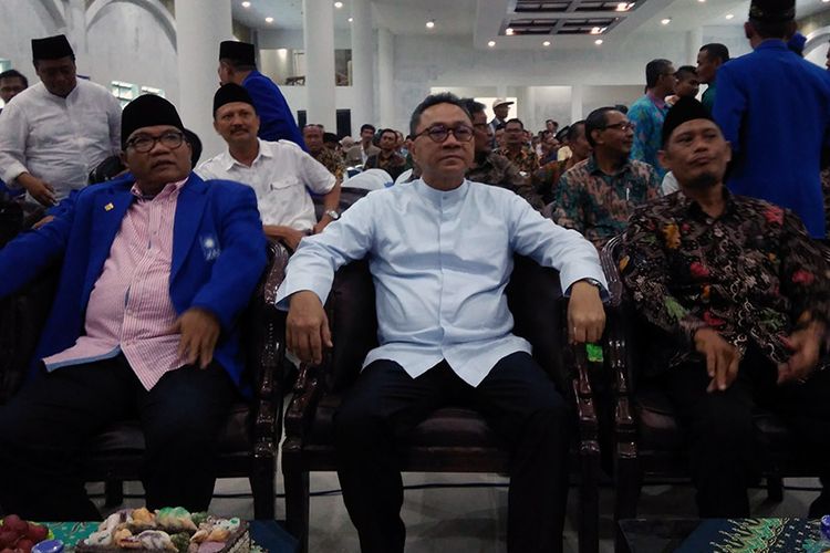 Ketua Umum PAN Zulkifli Hasan (tengah), saat berkunjung ke Gedung Dakwah Muhammadiyah Gresik.