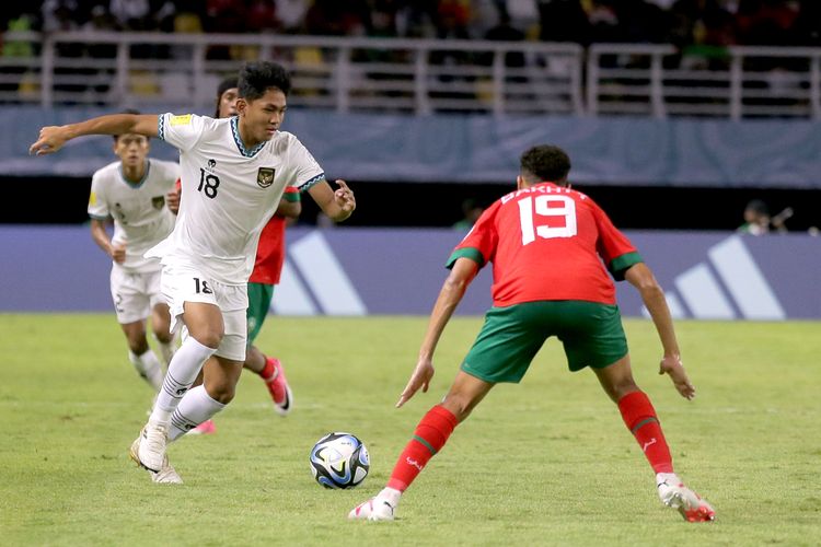 Pemain Timnas Indonesia Jehan Pahlevi dijaga ketat pemain Maroko saat laga ketiga babak penyisihan Grup A Piala Dunia U17 2023 Indonesia yang berakhir dengan skor 3-1 di Stadion Gelora Bung Tomo Surabaya, Jawa Timur, Kamis (16/11/2023) malam.