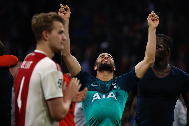 Penyerang Tottenham Lucas Moura (tengah) melakukan selebrasi setelah mencetak gol ke gawang Ajax pada leg kedua semifinal Liga Champions 2019 di Johan Cruyff Arena, Amsterdam, Rabu (8/5/2019) atau Kamis dini hari WIB. Duel berakhir dengan skor 3-2 untuk kemenangan Tottenham, membuat The Spurs lolos ke final dengan agresivitas gol tandang dan akan menantang Liverpool.