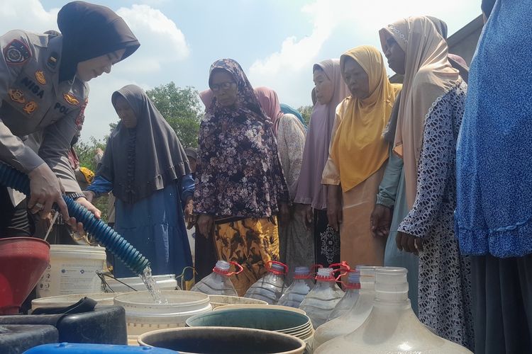 Pendistribusian air bersih oleh Polwan Polres Karawang di Kampung Naringgul, Desa Kutalanggeng, Kecamatan Tegalwaru, Kabupaten Karawang, Rabu (30/8/2023).
