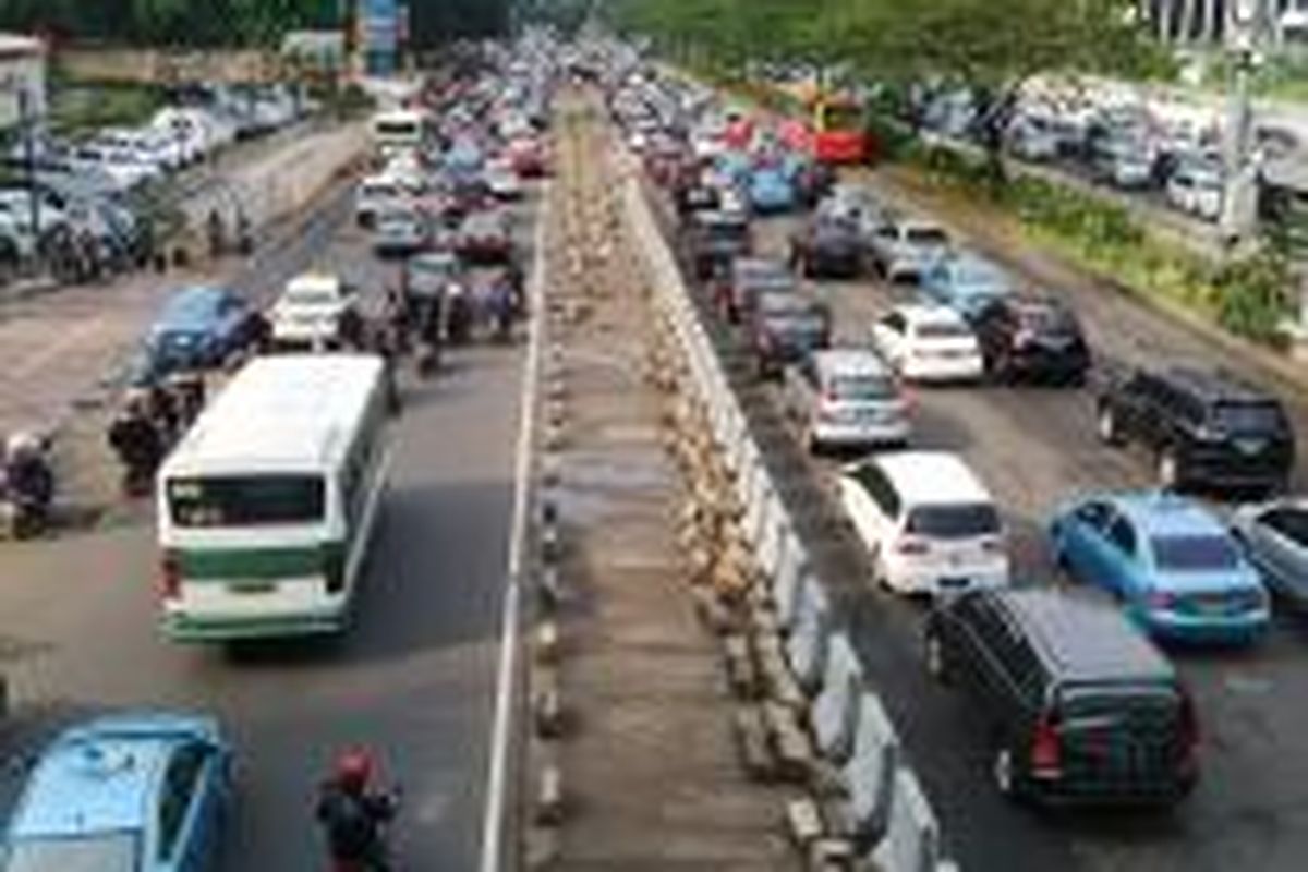 Lahan hijau di depan Ratu Plaza, Jalan Sudirman, Jakarta Pusat, sudah dibeton. Hal ini diupayakan untuk pembangunan MRT koridor I (Lebak Bulus-Bunderan Hotel Indonesia). Polda Metro Jaya mengerahkan 100 personel untuk mengurai kemacetan di sepanjang area proyek MRT.