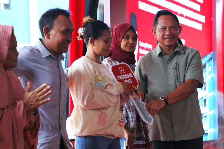 Menteri Dalam Negeri (Mendagri) Muhammad Tito Karnavian saat menghadiri peresmian Rumah Susun (Rusun) Rancaekek dan Solokan Jeruk, serta peluncuran program Penanganan Pemerlu Pelayanan Kesejahteraan Sosial (PPKS) Perkotaan, yang berfokus pada fasilitasi rumah susun dan pemberdayaan ekonomi di Rusun Rancaekek, Kabupaten Bandung, Rabu (18/12/2024).