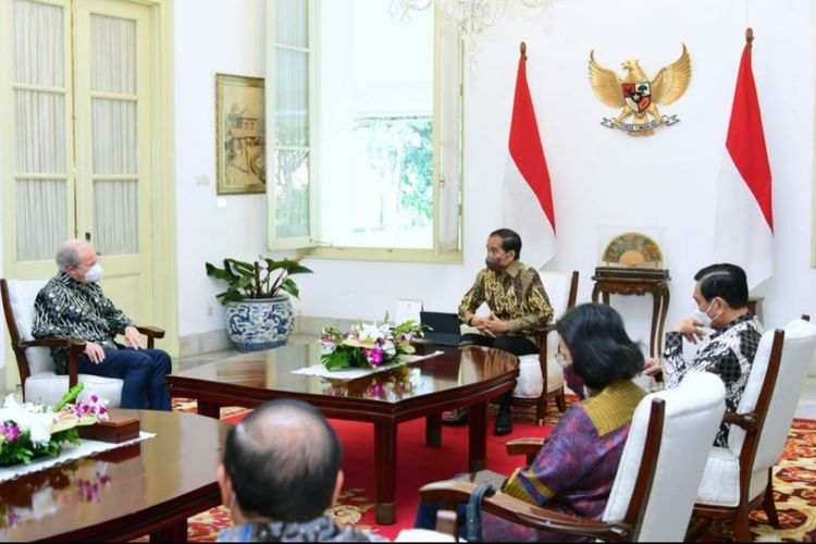 Presiden Joko Widodo saat menerima sejumlah pimpinan Bank Dunia di Istana Merdeka, Jakarta, pada Rabu (16/2/2022).