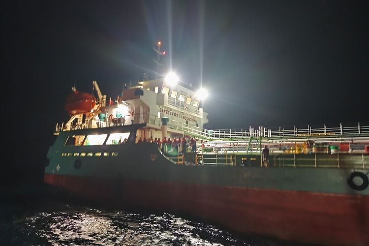 Dua Jam, Basarnas dan Tim SAR Gabungan Evakuasi 26 Kru Kapal KM Prima Sentosa yang Terbakar
