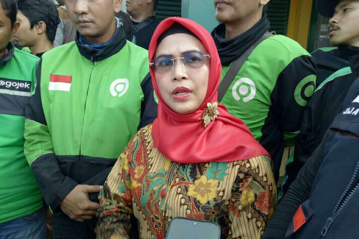 Bakal calon wali kota Tangerang Selatan, Siti Nur Aziah mengunjungi base camp ojel online di kawasan Jombang, Ciputat, Tangsel,  Senin (28/1/2020). Dengan menggandeng ojol diharapkan dapat mendongkrak suara saat pemilihan Pilkada Tangsel 2020.