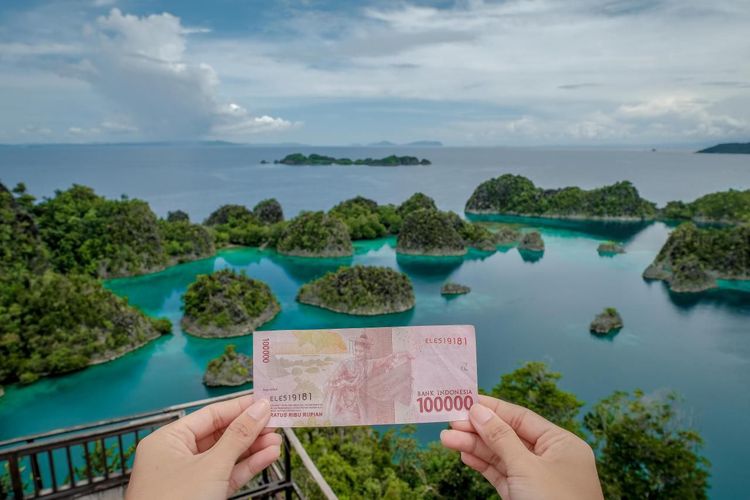 Keindahan gugusan Pulau Piaynemo diabadikan dalam desain uang pecahan Rp 100.000.