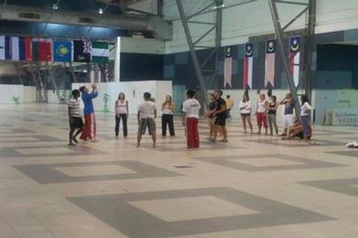 Kontingen asal Kanada bermain untuk menghabiskan waktu sebelum bertanding, Minggu (16/10/2011) pagi.