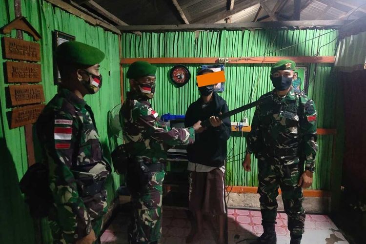 Warga Kabupaten Belu, NTT menyerahkan senjata api ke anggota TNI dari Satgas Pamtas RI - Timor Leste Sektor Timur