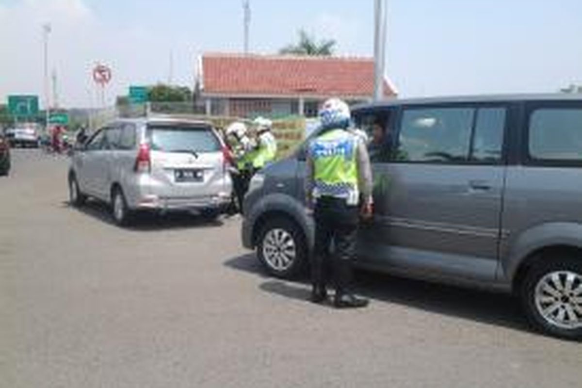 Sejumlah polisi lalu lintas Polres Bandara melakukan razia taksi gelap di Terminal 2 Bandara Soekarno-Hatta, Tangerang, Kamis (11/8/2014).