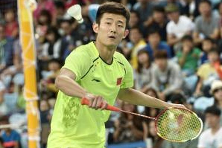 Pebulu tangkis tunggal putra Tiongkok, Chen Long, mengembalikan kok ke aras pemain Hongkong, Wei Nan, pada laga semifinal Asian Games 2014 di Incheon, Korea Selatan, Minggu (28/9/2014).