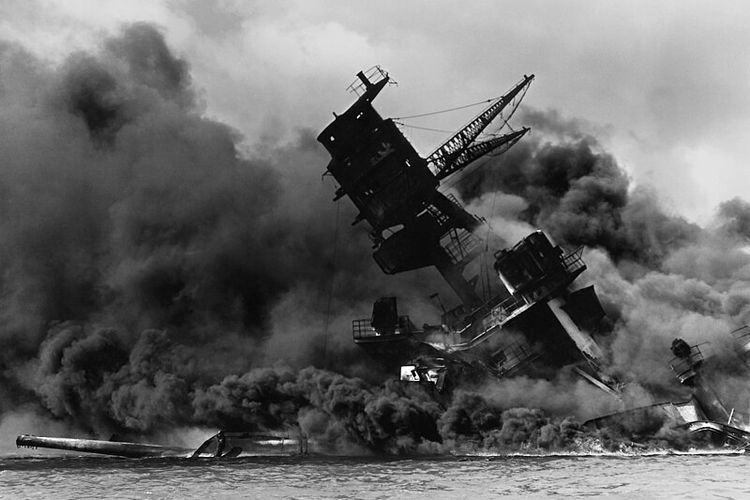 Kapal USS Arizona terbakar setelah diserang oleh Jepang di Pearl Harbor pada masa Perang Asia Pasifik.