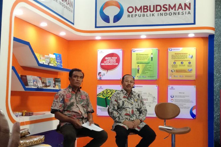 Komisioner Ombudsman Laode Ida (kiri) dan Ketua Ombudsman Amzulian Rifai (kanan) di Gedung Ombudsman, Jakarta, Kamis (20/12/2018).
