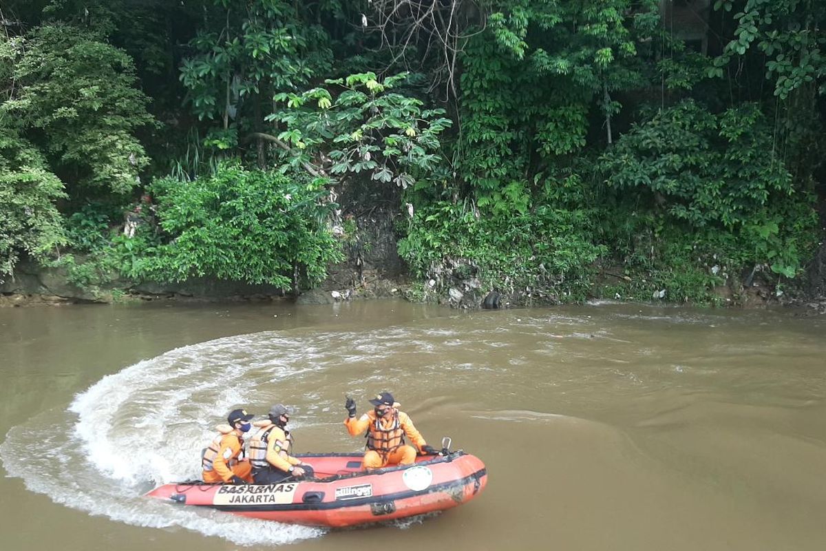 Tim SAR gabungan, Jumat (29/1/2021) pagi kembali melanjutkan pencarian terhadap Haikal Pratama (13),  remaja yang tenggelam saat sedang menyebrangi Sungai Ciliwung, Pejaten Timur, Pasar Minggu, Jakarta Selatan pada Kamis kemarin.