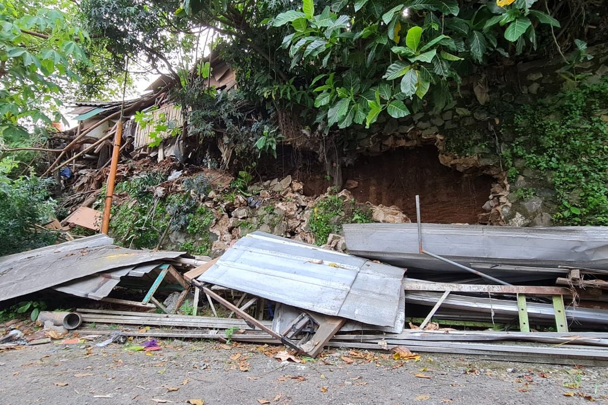 Foto turap setinggi 5 meter di Jalan Citra Prima, Muncul, Setu, Tangsel mengalami longsor pada Senin (31/10/2022). 