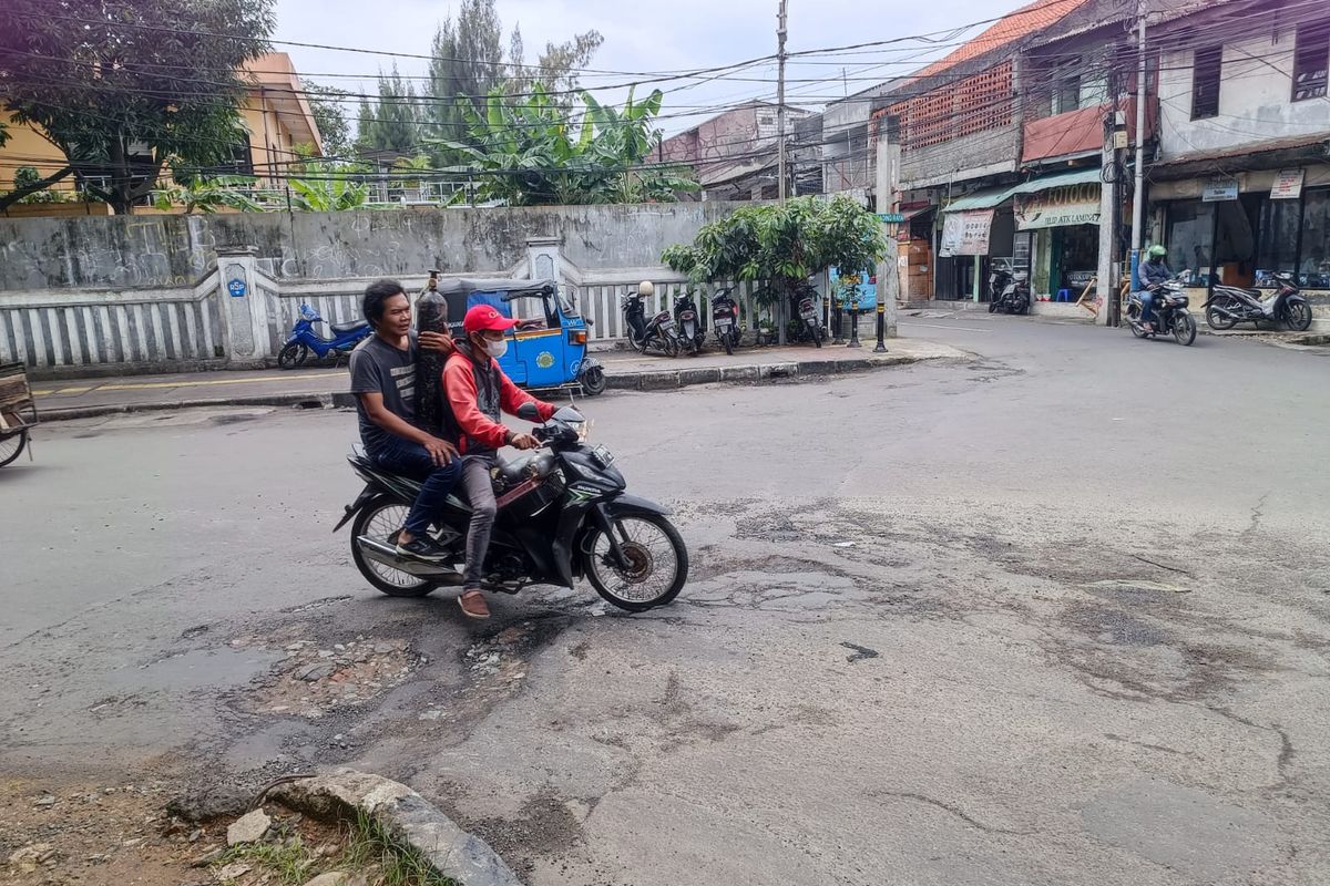 Penampakan jalanan berlubang di Jembatan Glonggongan, Kelurahan Rawamangun, Kecamatan Pulo Gadung, Jakarta Timur, Selasa (3/1/2023).