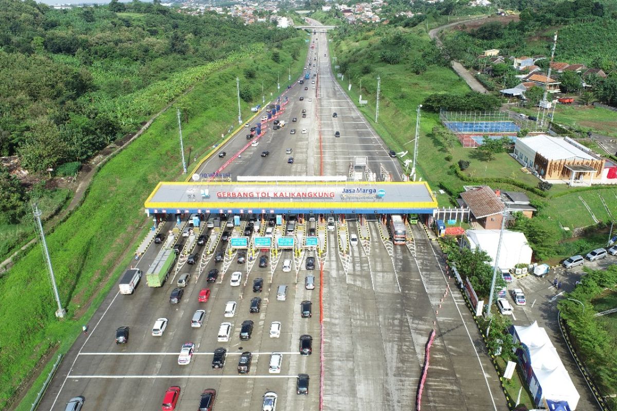 GT Kalikangkung Tol Batang-Semarang arah Jakarta sudah dibuka normal sejak Minggu (01/05/2022) pukul 14.00 WIB.