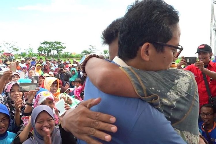 Salah seorang petani memeluk Calon Wakil Presiden nomor urut 02 Sandiaga uno di Desa Krasak, Brebes, Jawa Tengah, Senin (11/2/2019). 