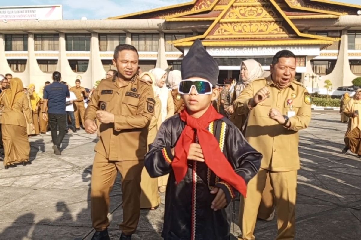 Gubernur Riau Abdul Wahid saat mengundang bocah Pacu Jalur, Rayyan Arkan Dikha, ke kantor Gubernur Riau di Pekanbaru, Selasa (8/7/2025).