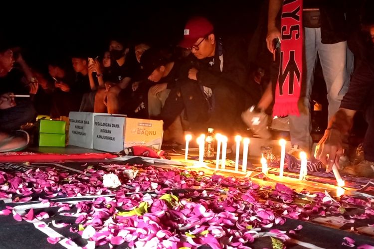 Ikrar damai sejumlah kelompok suporter di Kabupaten Purworejo digelar dalam aksi doa bersama dan tabur bunga sebagai ungkapan duka terhadap tragedi Kanjuruhan Malang di Alun-alun Kabupaten Purworejo pada Selasa (4/10/2022)