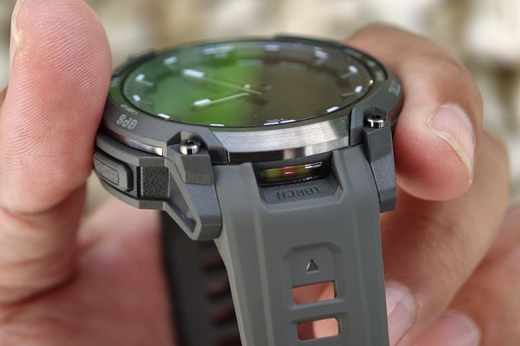 Modul senter LED di smartwatch Garmin Instinct Crossover AMOLED.