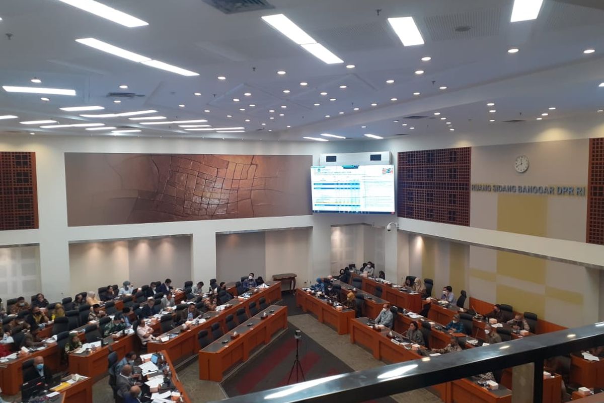 Rapat Kerja Banggar dengan Menteri Keuangan di Gedung DPR/MPR RI, Jakarta, Kamis (19/5/2022).