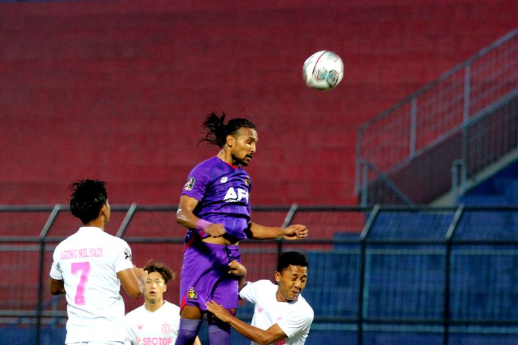 Pemain Persik Kediri Rohit Chand saat menyundul bola pada pertandingan babak penyisihan Grup D Piala Presiden 2022 melawan Persikabo 1973 yang berakhir dengan skor 0-1 di Stadion Kanjuruhan Kepanjen, Kabupaten Malang, Minggu (12/6/2022) sore.