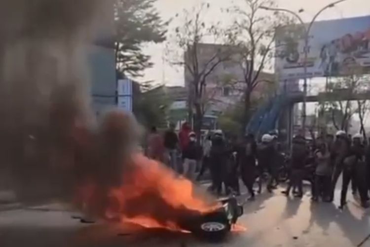 Konvoi Hari Sumpah Pemuda di Makassar Berujung Bentrok, 2 Sepeda Motor Dibakar
