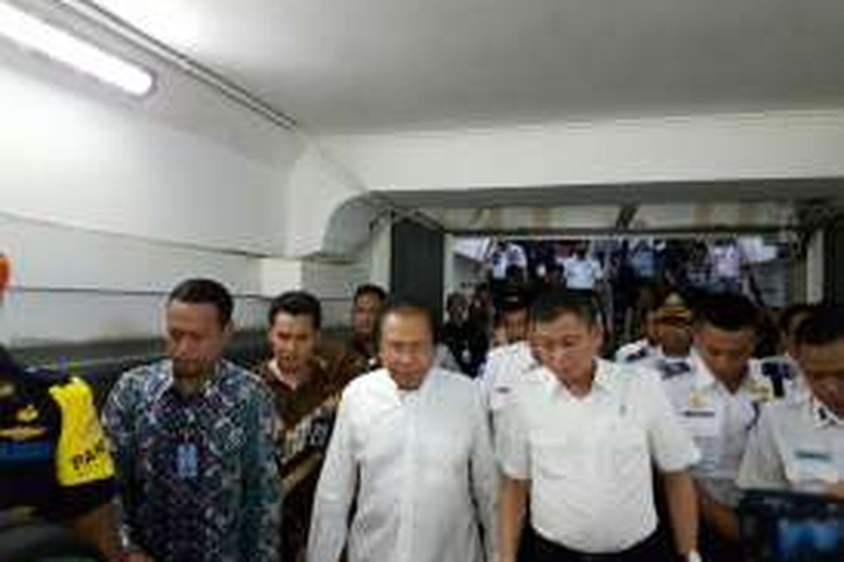 Menteri Koordinator Bidang Kemaritiman Rizal Ramli dan Menteri Perhubungan Ignasius Jonan saat mengunjungi Stasiun Pasar Senen, Jakarta, Rabu (29/6/2016). 