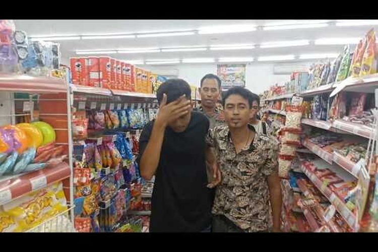 Pria berinisial IS saat digelandang usai kedapatan melakukan aksi pencurian di salah satu minimarket di Jalan Malengkeri Raya, Kecamatan Tamalate, Kota Makassar, Sulsel, Selasa (6/2/2024) malam.