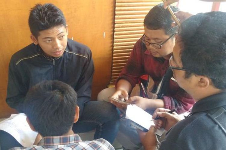 Foto : Fajar, korban penipuan CPNSD memberikan keterangan kepada pers usai melaporkan kasus itu ke Polres Madiun, Selasa (7/2/2017)