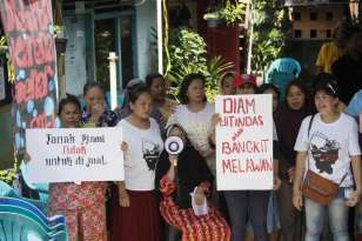 Sejumlah warga permukiman di Jalan Lauser, Kebayoran Baru, Jakarta Selatan, melakukan aksi unjuk rasa, Senin (9/5/2016). Warga menolak rencana Pemerintah Kota Jakarta Selatan untuk menertibkan permukiman yang dinilai berdiri di lahan ruang terbuka hijau tersebut.