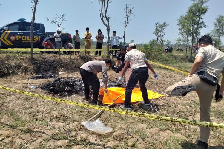 Terduga maling sepeda motor di Desa Kwanyar, Bangkalan, Jawa Timur, dibakar oleh massa hingga tewas, Selasa (5/10/2021).