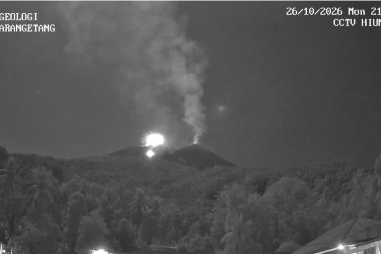 Gunung Karangetang di Sulut Erupsi Malam Ini, Lontarkan Material Pijar Sejauh 700 Meter