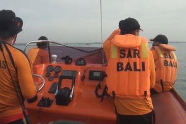 Tim Basarnas Bali mencari 7 warga Jepang korban tenggelam, Sabtu (15/2/2014).