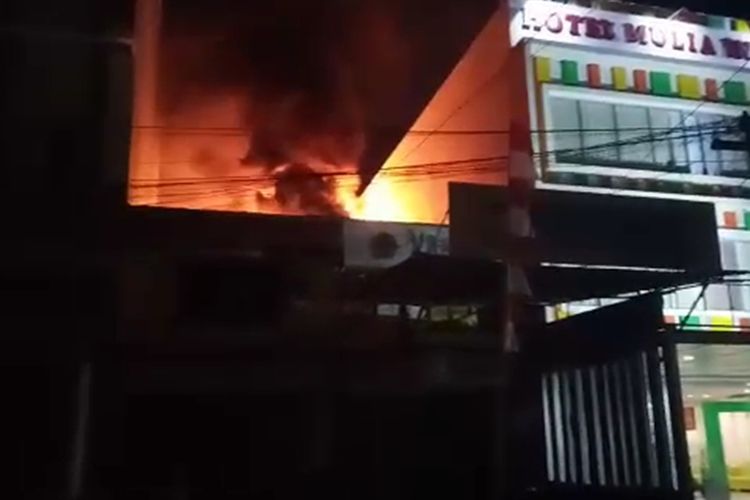 Sebuah bengkel di jalan Mangga, yang bersebelahan dengan Hotel di Kota Palopo, Sulawesi Selatan, hangus terbakar pukul 02.00 WITA. Tamu hotel panik dan harus bergegas turun meninggalkan hotel untuk menghindari kobaran api yang dikhawatirkan akan menjalar ke hotel,  Jumat (13/09/2019).