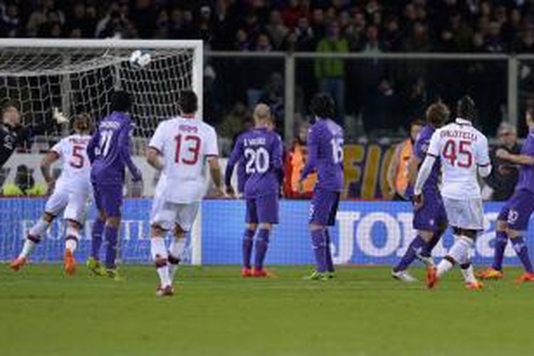 Penyerang AC Milan MArio Balotelli (kedua dari kanan) melihat bola hasil tendangannya melesat masuk gawang Fiorentina, pada laga Serie-A, di Artemio Franchi, Rabu (26/3/2014).
