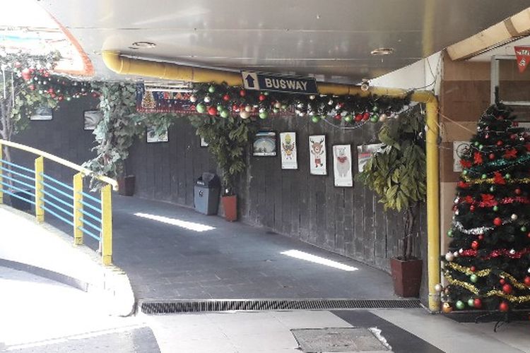 Pernak-pernik menyambut Hari Natal mulai ramai menghiasai Terowongan Penyebrangan Orang Kota Tua, Jakarta Barat pada Senin (17/12/2018).